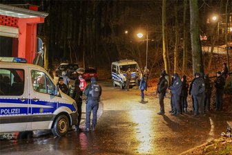 Fußballfans beim Eishockey in Crimmitschau: Polizei mit großem Aufgebot im Einsatz - Die Polizeikräfte sorgten auf dem Weg zwischen Stadion und Parkplatz für eine Trennung der Fanlager.