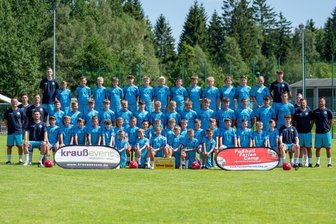 Fußballferien in Schöneck: Nachwuchs schaut sich Übungen beim FSV Zwickau ab - Auf dem „Mannschaftsfoto“ rahmen die zehn Trainer die 60 Teilnehmerinnen und Teilnehmer des Fußballferiencamps in Schöneck ein.