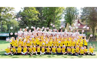 Fußballferienwoche: In der Plauener Ostvorstadt werden 70 Kinder von 14 Trainern angeleitet - Hoch lebe der Fußball: Im 20. Wacker-Camp trainieren bis Freitag über 70 Kids.