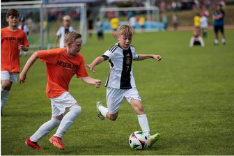 Fußballfest in Frankenberg: „Dänemark“ gewinnt Mini-EM - Der Frankenberger Louis Helzig (r.) muss sich hier für „Deutschland“ im Duell gegen die „Niederlande“ behaupten. Der E-Junioren-Spieler wechselt im Sommer zum Chemnitzer FC.