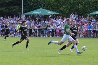 Fußballfest in Thalheim vor mehr als 2000 Zuschauern - Mehr als 2000 Zuschauer ließen sich das Freundschaftsspiel des SV Tanne gegen den FC Erzgebirge Aue im Thalheimer Waldstadion nicht entgehen. In dieser Szene ist der Thalheimer Lukas Hirsch (l.) am Ball, rechts der Auer Erik Majetschak.