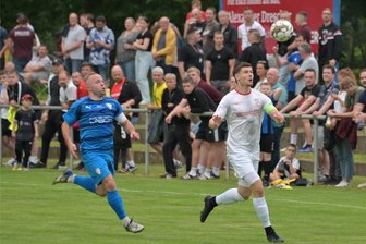Fußballfest mit Schreckmoment: So lief das Testspiel des FSV Zwickau beim TSV Crossen - Johannes Gemeinhardt (links) und seine Teamkollegen vom TSV Crossen hatten im Testspiel gegen Sonny Ziemer (rechts) und die Regionalliga-Kicker des FSV Zwickau meist das Nachsehen. Am Ende gewann der FSV standesgemäß 11:0.