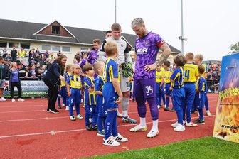 Fußballfest statt Risikospiel: Erzgebirge Aue trifft in Marienberg doppelt gegen Energie Cottbus - Aues Ersatzkapitän Marvin Stefaniak (vorn) mit den Einlaufkindern vom FSV Motor Marienberg.
