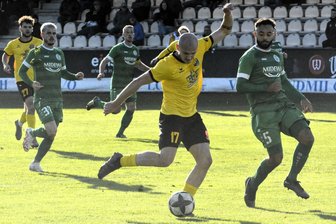 Fußballgott bestraft den VfB Auerbach erneut - Das hätte es sein müssen: Aleksandrs Guzlajevs (am Ball) kommt frei zum Abschluss.
