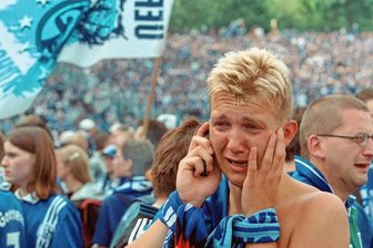 Fußballlegenden und Stammkneipen: Ein Blick ins Herz des Ruhrgebiets - Der Schalke-Fan am Boden zerstört, Gelsenkirchen 2001.