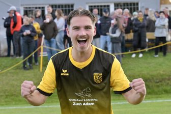 Fußballmärchen beim SV Planitz: Fan des FSV Zwickau schießt Traumtor gegen seinen Lieblingsverein - Was für ein Jubel: Fynn Riedel hat mit seinem Führungstreffer für den SV Planitz am Dienstagabend den Profis des FSV Zwickau die Show gestohlen.