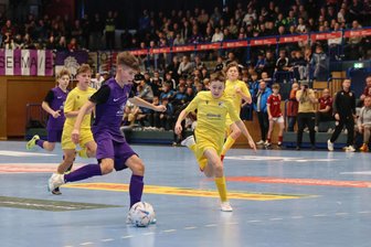 Fußballnachwuchs kickt um den Titel - Das „Team Lila“ des FC Erzgebirge Aue, hier mit Nick Rautmann am Ball, gewann den Premierentitel.