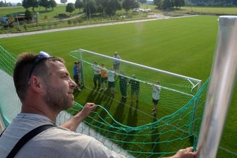 Fussballspiel bildet Auftakt zur 600-Jahr-Feier von Wildenau - Tino Wolf und weitere Mitglieder des SV 08 Wildenau erledigen abschließende Arbeiten am neuen Sportplatz. Am Freitag, zum Auftakt der 600-Jahr-Feier von Wildenau, steigt dort das erste Spiel. Zur Platzweihe ist der Chemnitzer FC zu Gast, Anpfiff ist 18 Uhr.