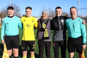 Fußballspiel in Rabenstein wird zum Familientreffen: Fünf Weigels auf dem Feld, an der Linie und im Fanblock - Fünf Mal Weigel: Stan Timo, Kim Leon, Joachim, Ben Colin und Ronny (von Links) vor dem Testspiel in Rabenstein gegen Auerbach.