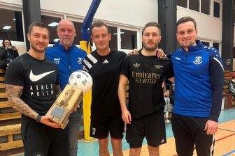 Fußballtennis: Beim Turnier in Wilkau-Haßlau führt kein Weg an den Weltmeistern von 2024 vorbei - Robin Pollmer (links) gewann das Turnier mit Tommy Unger (Mitte) und Michell Limpek (2. von rechts). Mit im Foto sind Turnierchef Max Gaudich (rechts) und Schirmherr Udo Tautenhahn (2. von links).