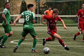 Fußballtrainer des TSV Flöha: Spiel hätte auch 5:5 ausgehen können - In der zweiten Halbzeit wechselten beide Teams noch einmal munter durch, was die Spielqualität verbesserte. Einer der Einwechselspieler war David Schauer (r.), der sich hier gegen Lukas Korb durchsetzt.