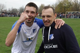 Fußballtrainer Nico Quade im Interview: Weshalb sich der Vereinsvorsitzende des Sachsenligisten VfB Empor Glauchau keine Sorgen machen muss - Im Sommer übernahm Nico Quade (rechts) das Traineramt beim Landesligisten VfB Empor Glauchau. Der Höhepunkt des erfolgreichen Halbjahres war der Sieg im Achtelfinale des Landespokals gegen den Regionalligisten FSV Zwickau, den der Coach hier mit Innenverteidiger Marcin Sieber bejubelt.
