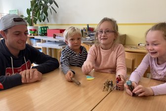 Evelin Rauscher (7, v.l.), Elli Donath (7) und Paulo Scholz (6) zeigen ihrem Hortner Benjamin Mende die Tierfiguren, mit denen sie im Hort spielen. Üblicherweise werden im Hort die Schüler der Pestalozzi-Grundschule bis zur vierten Klasse von denselben beiden Erziehern begleitet. 