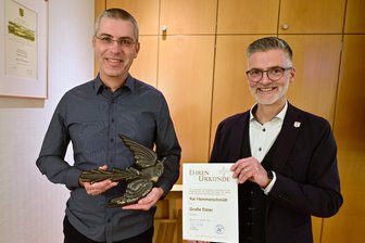 Fußballverein gerettet und jetzt sogar aufgestiegen: Dieser Vogtländer hat für den Sport seiner Stadt Großes geleistet - Kai Hammerschmidt (links) und Bürgermeister Olaf Schlott. Foto: Eckhard Sommer