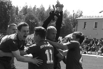 Fußballvereine unter Schock: BSV Irfersgrün und TSV Crossen trauern um verstorbenen Torhüter - Zum Ende der Saison 2023/24 hatte Daniel Bergert (Zweiter von rechts) mit dem BSV Irfersgrün das Double im Vogtland bejubelt. Jetzt ist er im Alter von nur 42 Jahren verstorben.