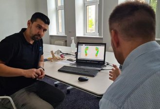 Fußcheck bei Firmenläufern - Lauf-Profi Alexander Wilhelm (li.) mit Martin Teucher von der Mediavermarktung im Auswertungsgespräch.