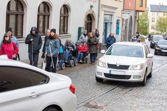 Fußgänger am Plauener Altmarkt fühlen sich gefährdet: Experten empfehlen Teilsperrung für Autos - Obwohl es sich um eine verkehrsberuhigte Zone handelt, haben es Fußgänger an der Straßberger Straße nahe dem Altmarkt sehr schwer - von vorbeifahrenden Autos trennt sie oft nur wenige Zentimeter.