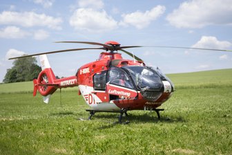 Fußgänger bei Unfall auf B 101 schwer verletzt - Der Rettungshubschrauber brachte den Verletzten in ein Krankenhaus.