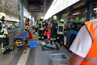 Fußgänger in Chemnitz unter Bus eingeklemmt: Leichte Verletzungen - Der angefahrene Fußgänger musste von der Feuerwehr befreit werden.