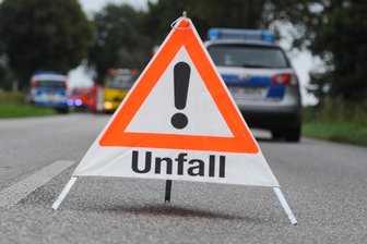 Fußgänger in Flöha von Auto erfasst - Ein Fußgänger wurde in Flöha von einem Auto angefahren. Symbolfoto: benjaminnolte - stock.adobe.com