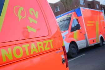 Fußgänger in Plauen angefahren: Fahndung nach geflüchteter Unfallverursacherin - Der 60-jährige Mann musste ärztlich behandelt werden.