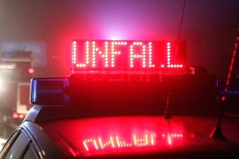 Fußgänger verursacht schweren Unfall - sechs Verletzte -