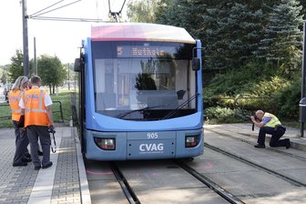 Fußgänger von Straßenbahn angefahren - 