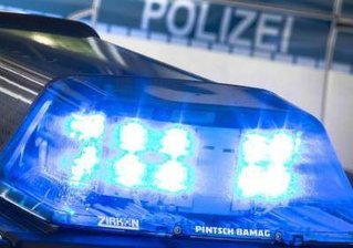 Fußgänger von SUV erfasst und gegen Baum geschleudert -