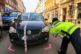 Fußgänger von VW angefahren -