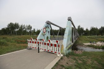 Fußgängerbrücke im Chemnitzer Pleißenbachpark gesperrt: Das ist der Grund - Die Fußgängerbrücke über den Pleißenbach ist aktuell gesperrt.