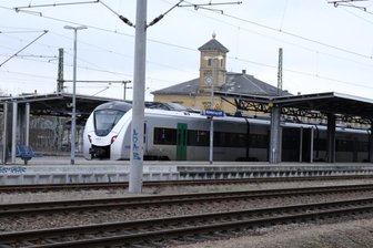 Fußgängerin auf Gleisen löst Notbremsung aus - Ein MRB-Regionalexpress auf dem Bahnhof Reichenbach. Eine solche Bahn musste jetzt zügig stoppen.