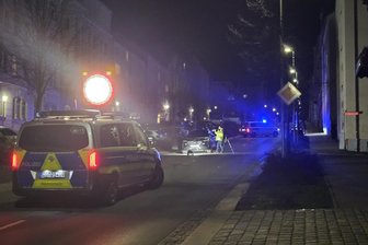 Fußgängerin bei Unfall in Plauen schwer verletzt - Zur Unfallaufnahme blieb die Kaiserstraße in Plauen am Mittwochabend voll gesperrt.