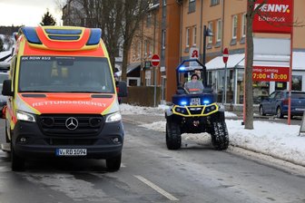 Fußgängerin im Erzgebirge angefahren: Rettungshubschrauber im Einsatz - Auf der Schneeberger Straße wurde eine Frau angefahren. Eine Notfallsanitäterin der Bergwacht half sofort.