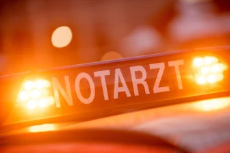Fußgängerin in Hartmannsdorf angefahren - In Hartmannsdorf wurde am Dienstag eine Frau auf einem Parkplatz angefahren.