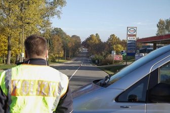Fußgängerin überrollt und getötet: Transporter-Fahrer flüchtet - 