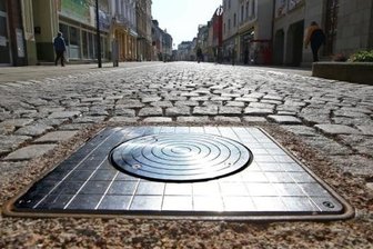 Fußgängerzone im Glauchauer Stadtzentrum wird für Autoverkehr geöffnet - Die elektronischen Poller öffnen und schießen die Fußgängerzone Leipziger Straße in Glauchau für Autos.