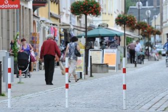 Fußgängerzone in Glauchau schließt für Autos wieder - Seit Dienstag ist die Leipziger Straße im Stadtzentrum von Glauchau wieder eine Fußgängerzone. Poller verbieten die Durchfahrt.