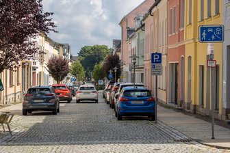 Fußgängerzone passé: Falkenstein ändert Verkehrsregeln, weil zu oft dagegen verstoßen wurde - Die Schloßstraße in Falkenstein ist seit Kurzem keine Fußgängerzone mehr.