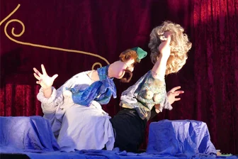 Fußtheater Anne Klinge: Aus der Oper von Sydney in einen Gelenauer Garten - Kaum zu glauben: Bei den Protagonisten dieser erotischen Szene handelt es sich um die Beine von Anne Klinge.