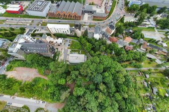 Fußweg als Kompromiss: So sollen Anwohner durch neues Baugebiet auf dem Kaßberg kommen - Hinter der kürzlich sanierten Pölzig-Fabrik zwischen Ulmenstraße (links) und den Kleingärten (rechts) soll ein vierstöckige Doppel-Haus entstehen.