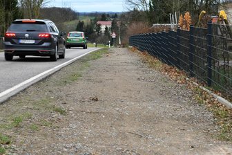 Fußweg, Feuerwehr und Treffpunkte: Wofür Königsfeld Geld ausgeben will - An der Hauptstraße (S 49) in Königsfeld könnte ein Fußweg gebaut werden.