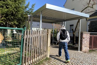 Fußweg in Hainichen hat jetzt ein Dach: Kinder vor Regen und Schnee geschützt - 