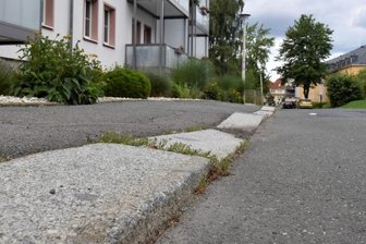 Fußweg-Reparatur nach Kassenlage - Der Fußweg an der Turmstraße ist wellig. Die Borden, teils bis auf Fahrbahnniveau eingesunken, erweisen sich als Stolperfallen.