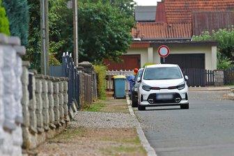 Fußwegbau an der Nebenstraße: Spontanes Projekt der Oberlungwitzer Verwaltung sorgt für Kritik im Stadtrat - Der Fußweg an der Feldstraße in Oberlungwitz ist in einem mäßigen Zustand.