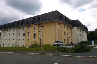 Fußwegebau an Plauener Seniorenresidenz: Warum sich seit über einem Jahr nichts tut - Die Seniorenresidenz „Am Goetheplatz“ in Plauen. Der Fußwegebau soll dort noch in diesem Jahr beginnen.