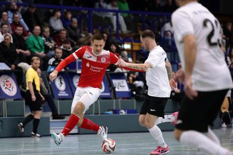 Futsal-Bundesliga: Holpriger Jahresauftakt von HOT 05 lässt den Trainer laut werden - Ermin Kojic (links) erzielte am Samstag das 3:1 für HOT 05 Futsal gegen Pfarrkirchen.