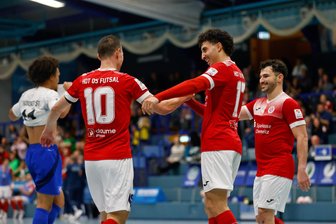Futsal-Bundesliga: HOT 05 macht gegen Liria Berlin die 100 voll - Die Futsal-Spieler von HOT 05 (rote Trikots) wollen auch am Samstag wieder jubeln – denn es steht ein besonderes Jubiläum an.
