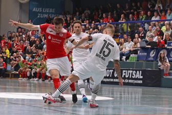 Futsal-Bundesliga: HOT 05 streicht im Halbfinale gegen Jahn Regensburg die Segel - HOT 05 hatte gegen Jahn Regensburg einen schweren Stand. Hier rennt sich Maksym Pochebut (rotes Trikot) gegen Lucas Silveira Kruel fest.