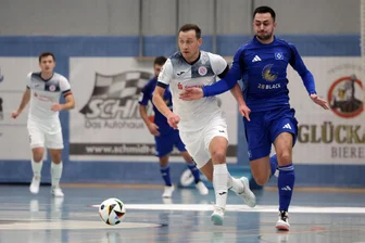 Futsal-Bundesliga: Kracher in Hohenstein-Ernstthal mit viel Kampf und Schiedsrichterkritik - Oleksandr Sorokin (links) treibt in dieser Szene aus dem Heimspiel gegen den Hamburger SV den Ball nach vorn. In der Schlussphase markierte er für HOT 05 Futsal den Ausgleichstreffer.