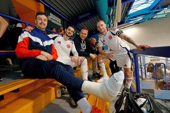 Futsal-Bundesliga: „Legendentreffen“ am Rande des Spiels von HOT 05 gegen Fortuna Düsseldorf - Christopher Wittig mit Gipsfuß, Sandro Jurado Garcia, Michal Salak und Marko Hudacek (von links) im Hot-Sportzentrum.